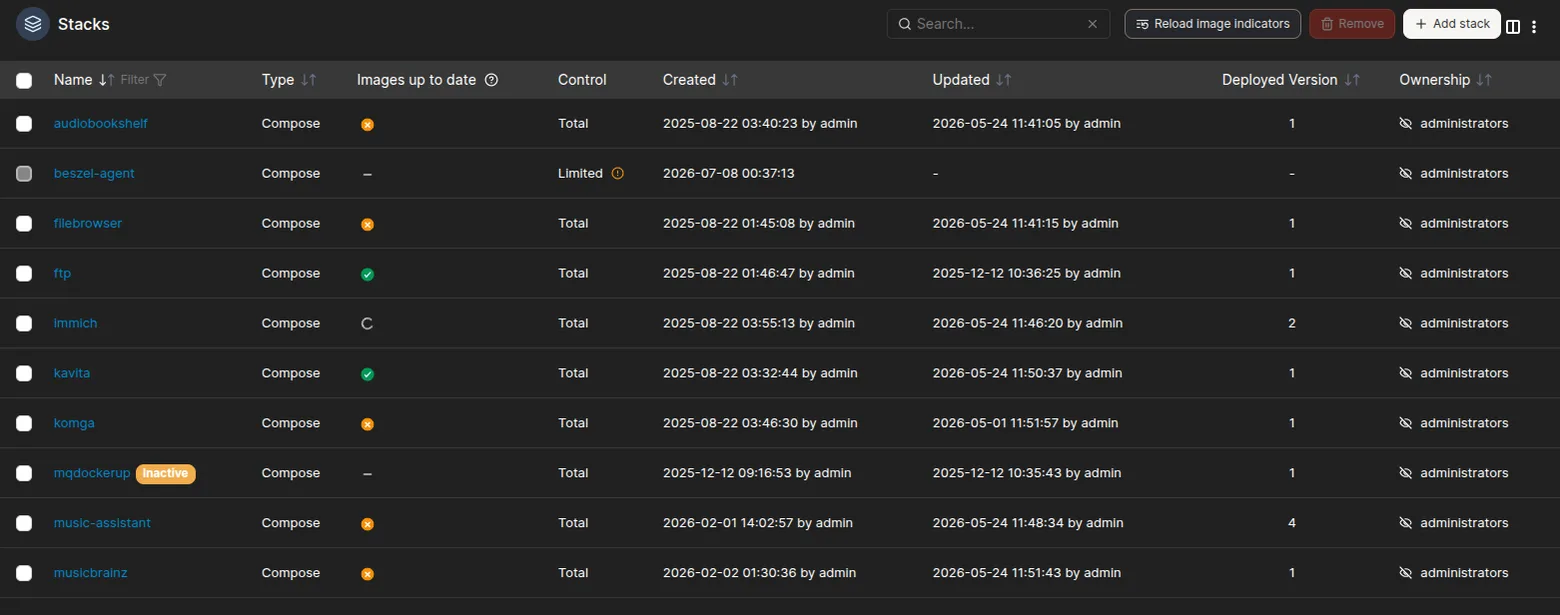 Liste des stacks dans Portainer : audiobookshelf, filebrowser, ftp, immich, kavita, komga, music-assistant, musicbrainz